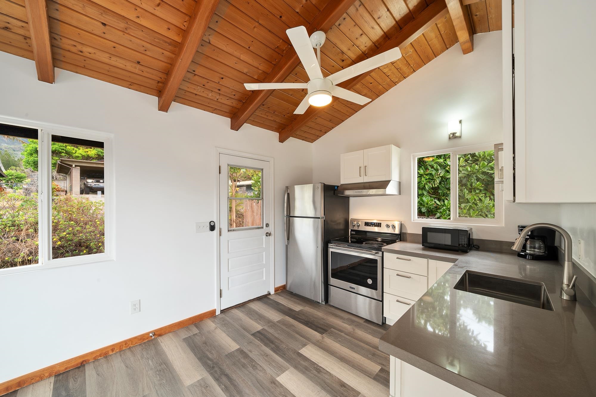 2042 Kahekili Hwy Unit: B