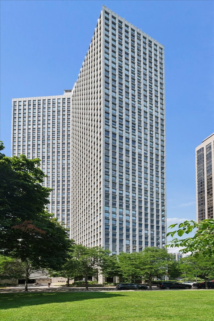 2626 N LAKEVIEW Avenue Unit: 1502