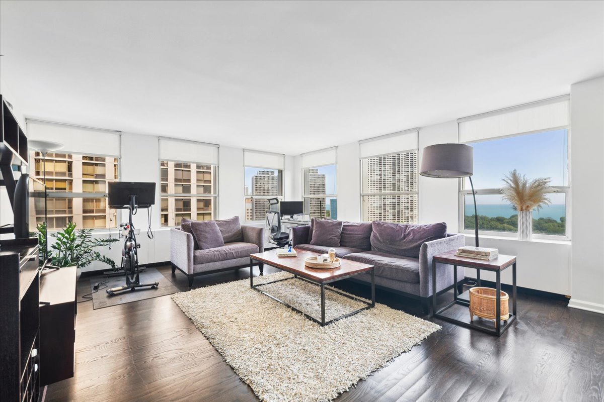 2626 N LAKEVIEW Avenue Unit: 1502