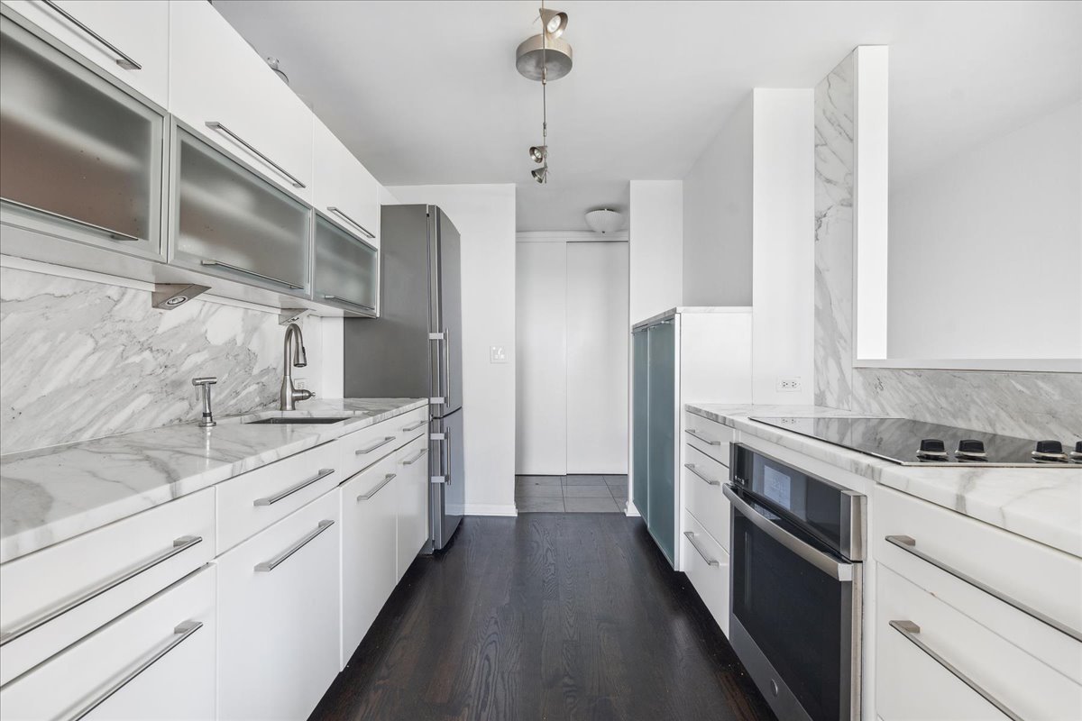 2626 N LAKEVIEW Avenue Unit: 1502