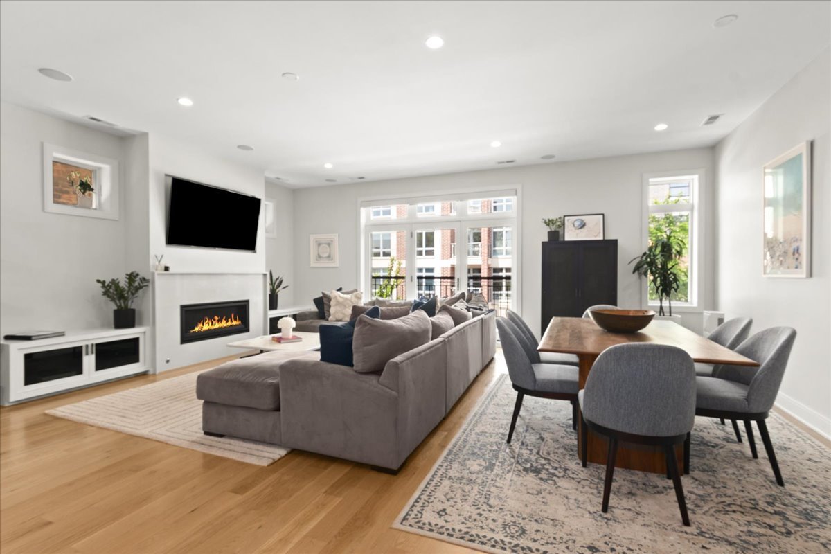 1211 W Belmont Avenue Unit: 2W