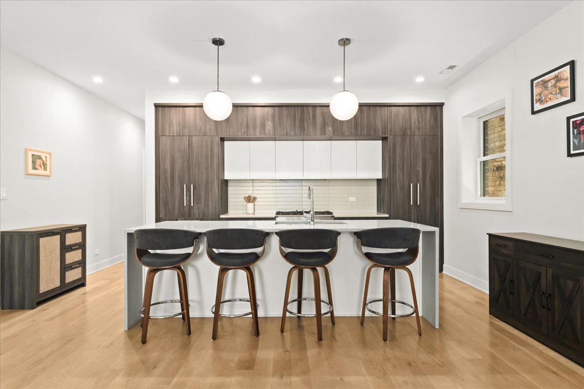 1211 W Belmont Avenue Unit: 2W