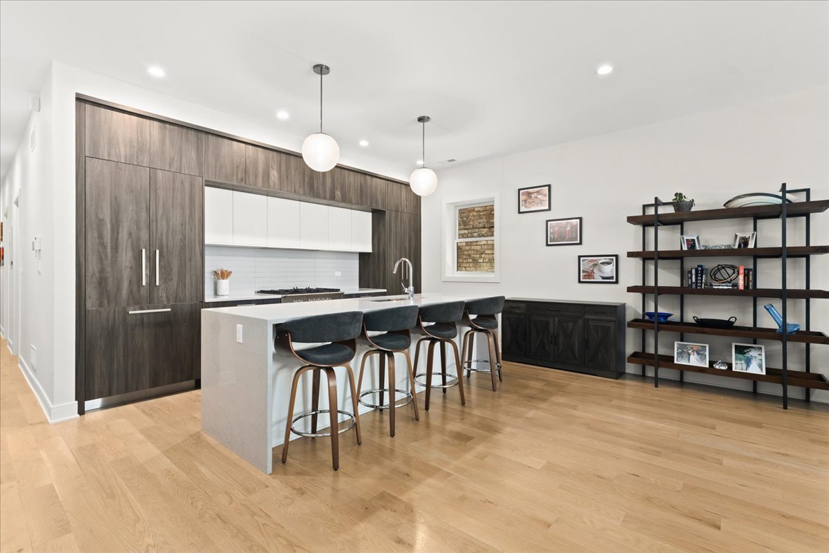 1211 W Belmont Avenue Unit: 2W