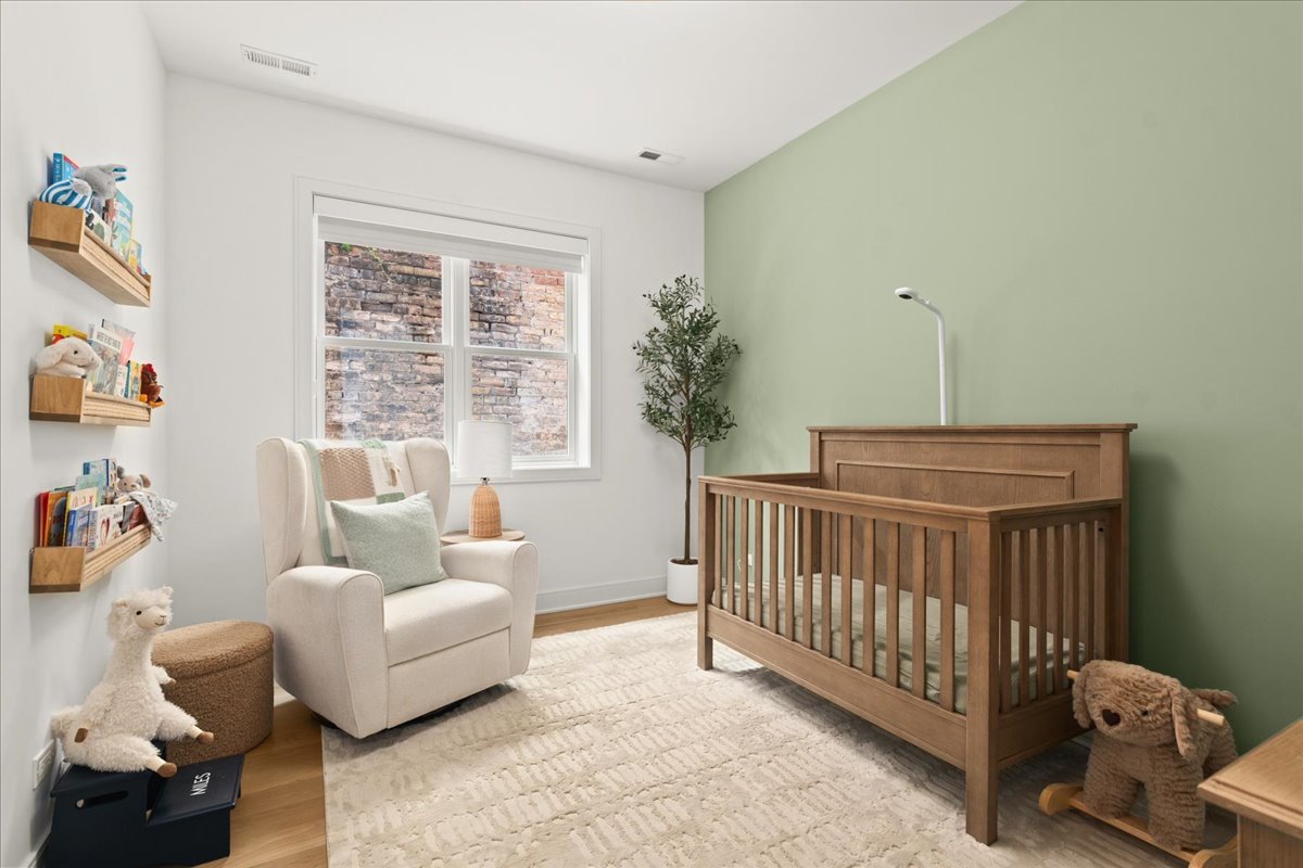 1211 W Belmont Avenue Unit: 2W
