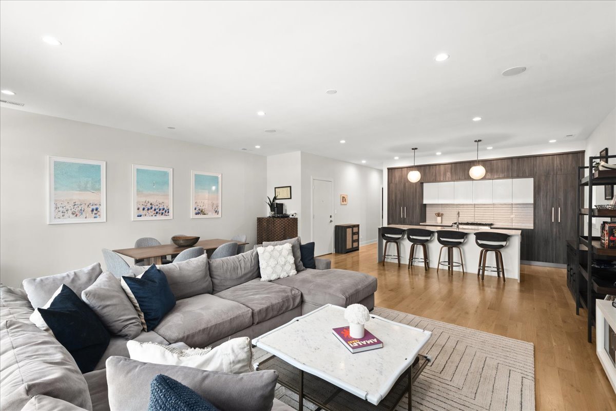 1211 W Belmont Avenue Unit: 2W