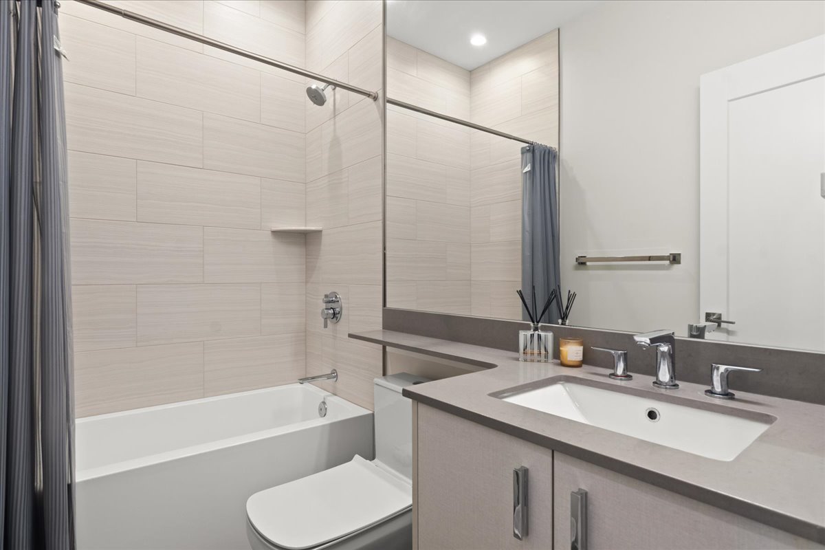1211 W Belmont Avenue Unit: 2W