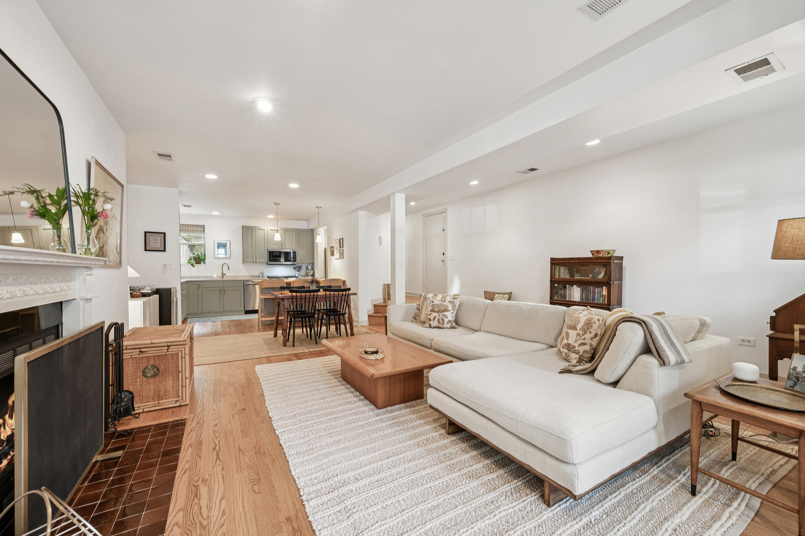 2027 W Pierce Avenue Unit: 1E