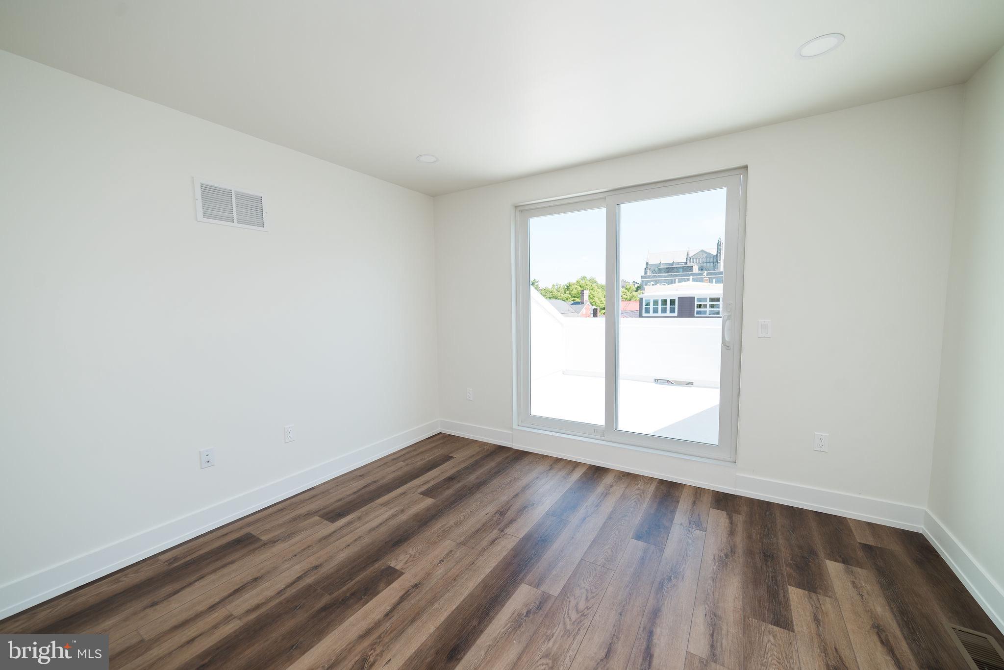 19 LINCOLN COURT 202