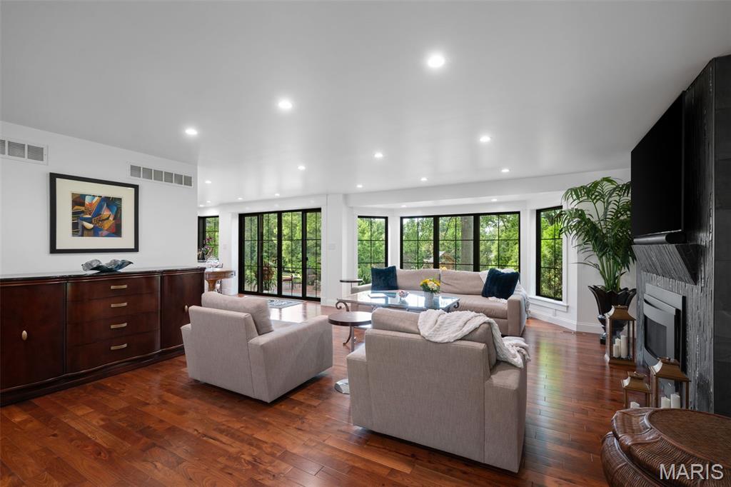 233 Whiting Lane