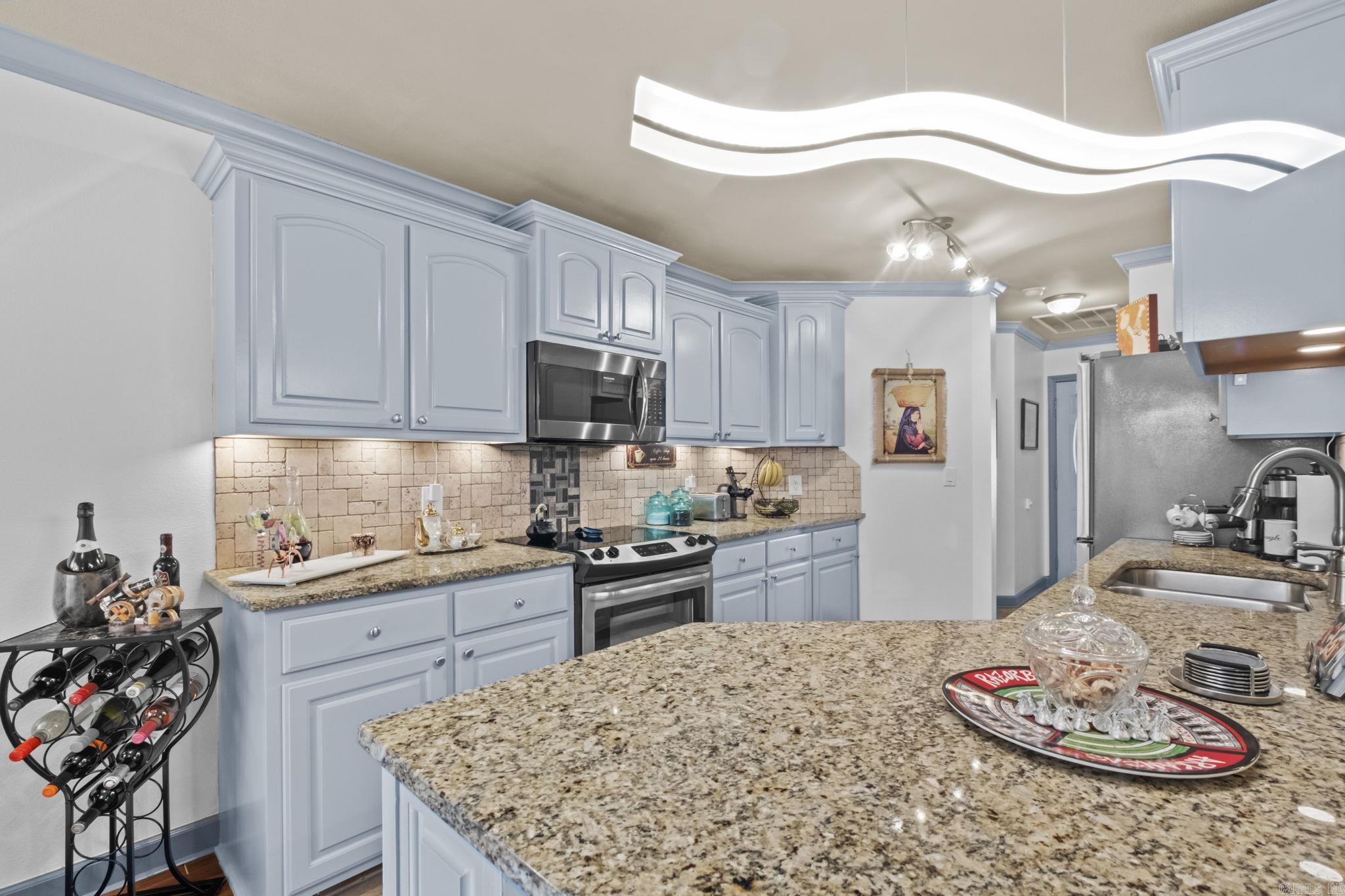 3024 Miracle Heights