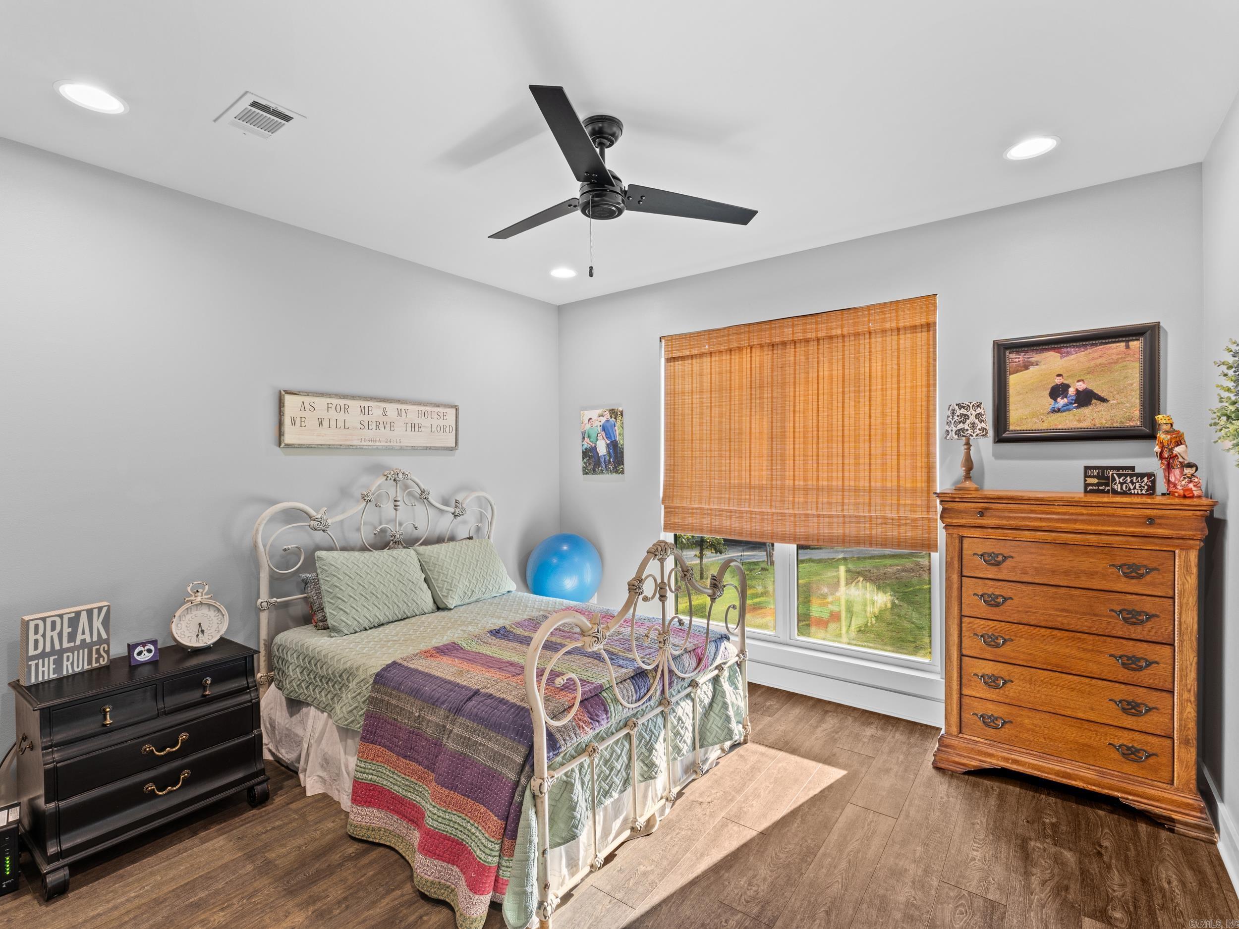 595 Willow Lake