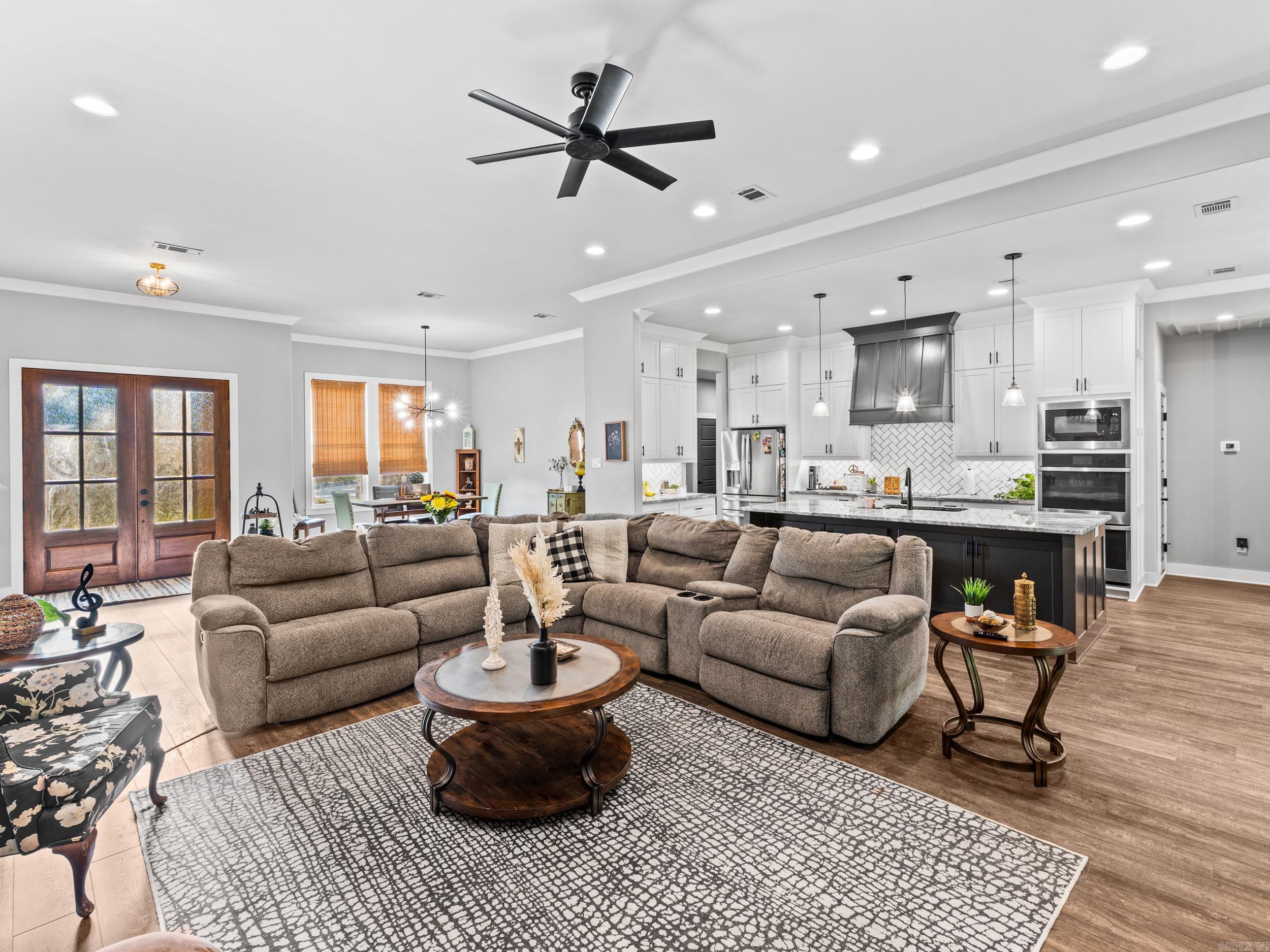 595 Willow Lake