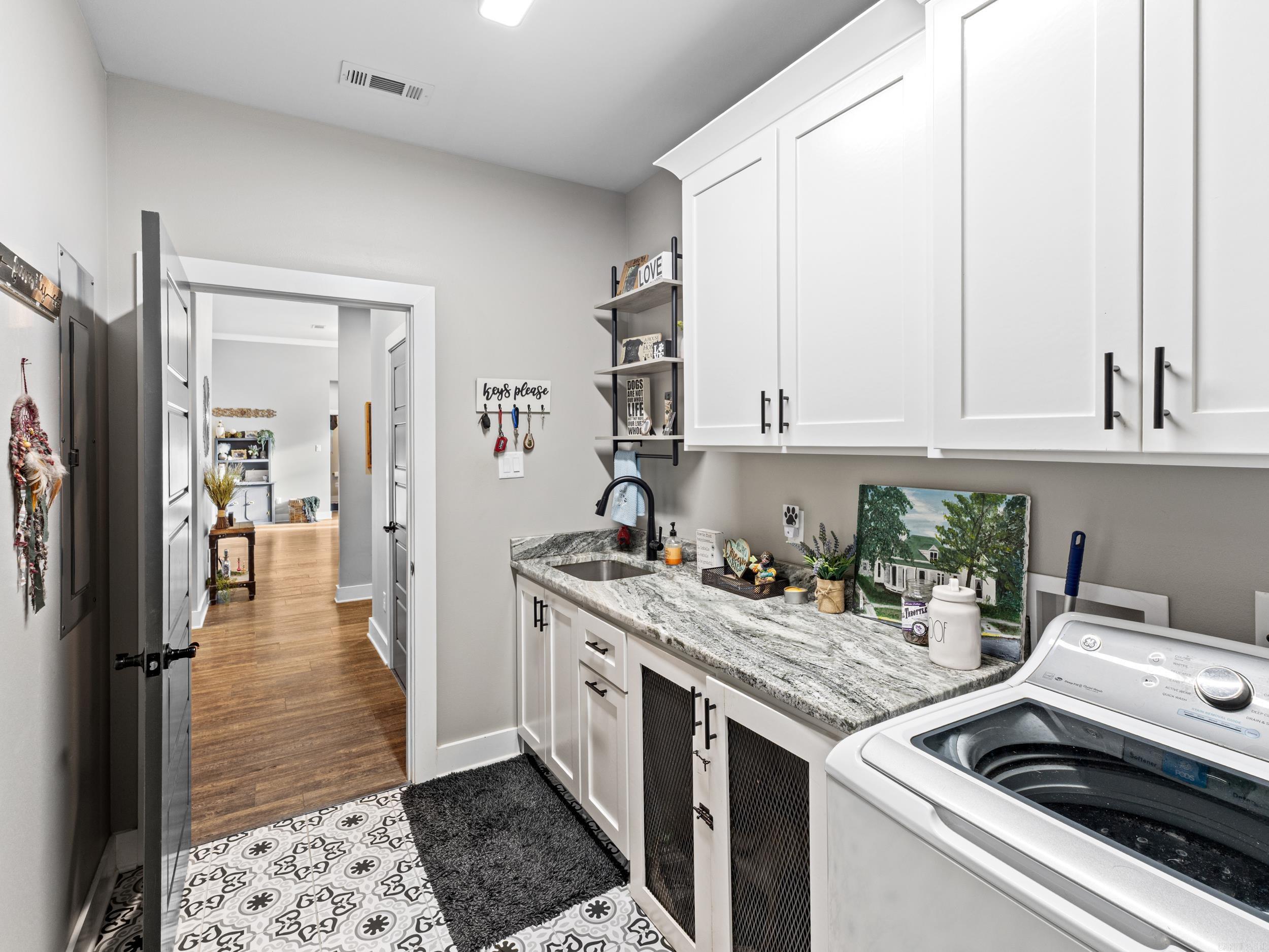 595 Willow Lake