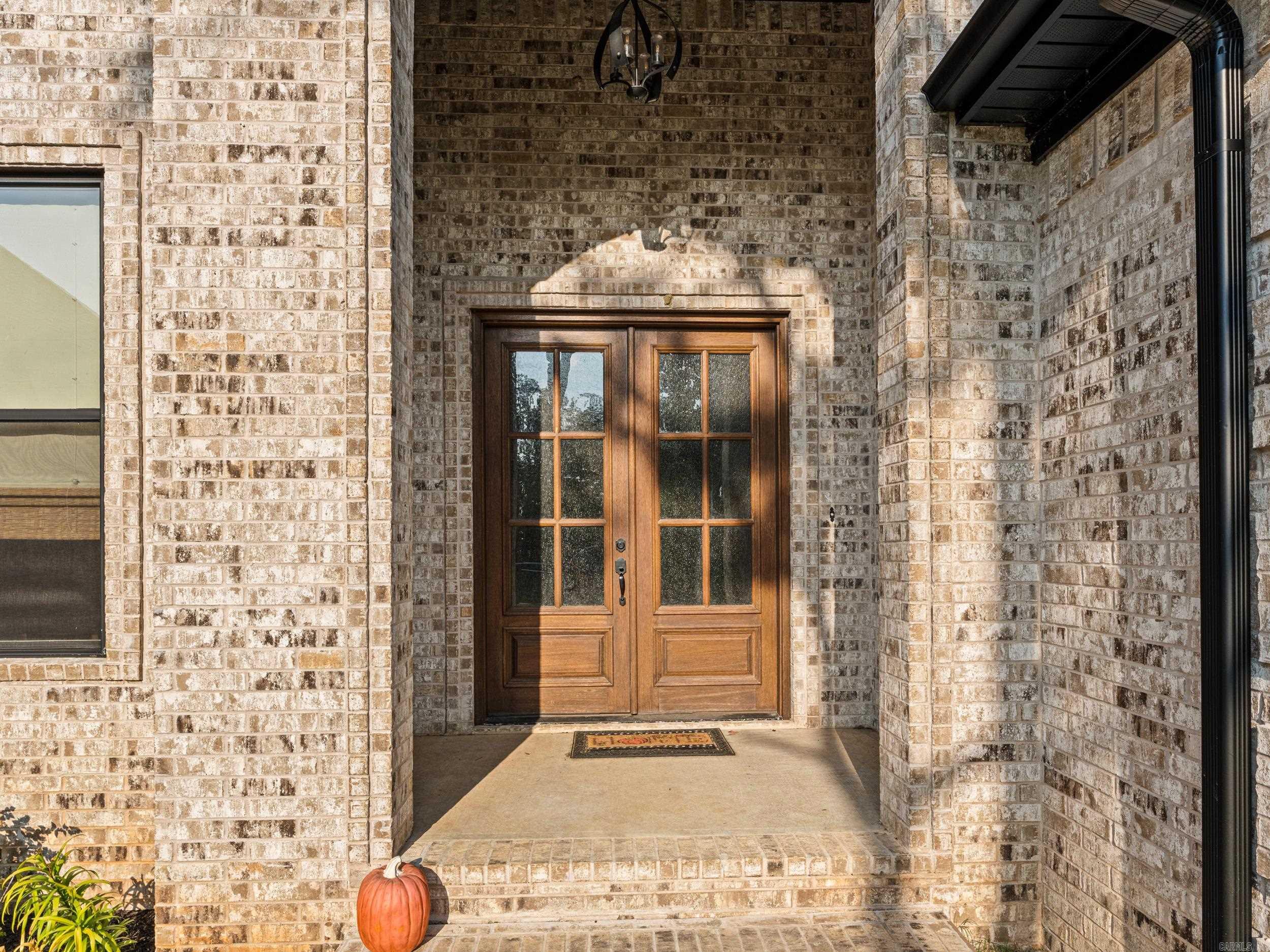 595 Willow Lake