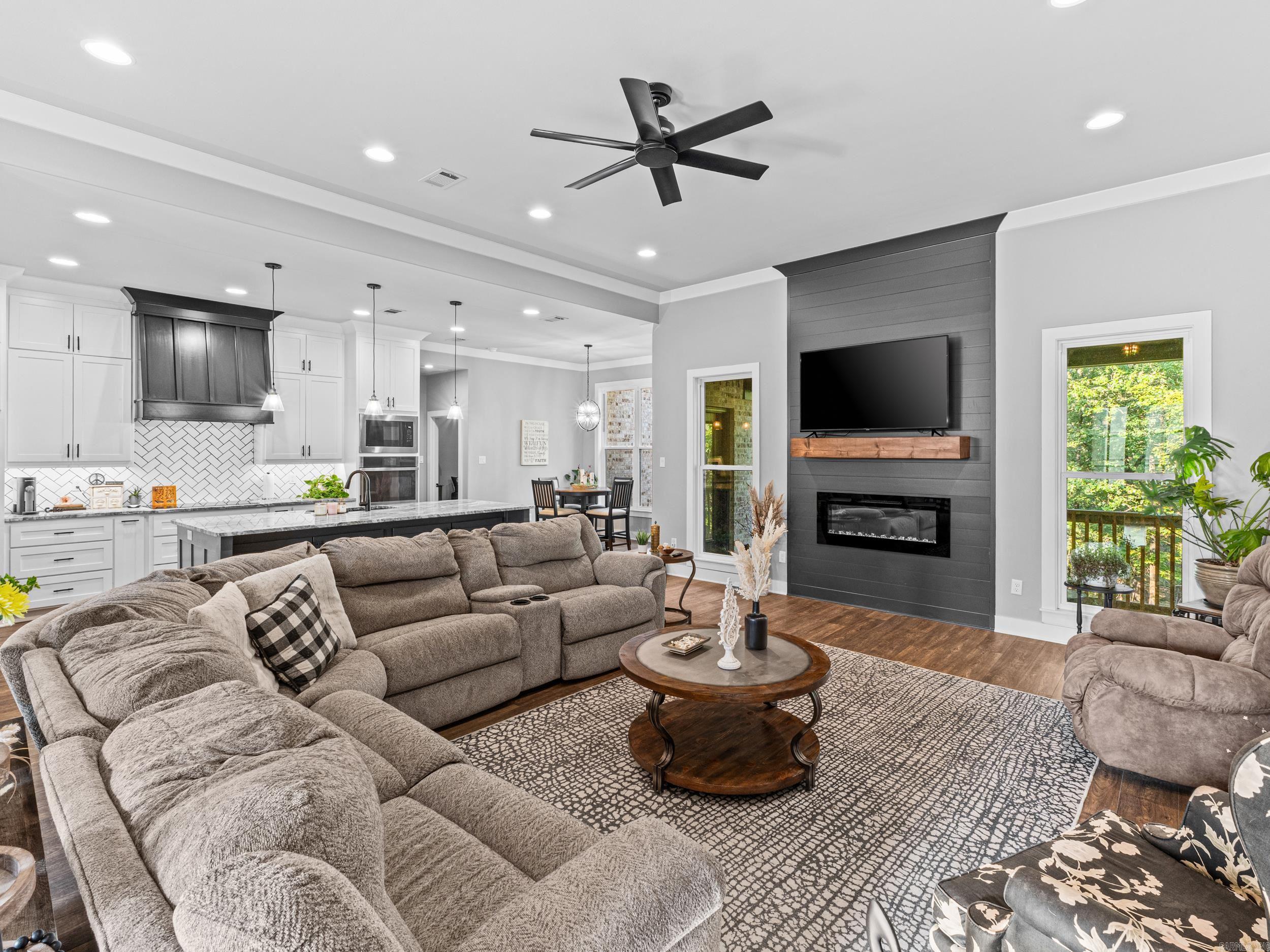 595 Willow Lake