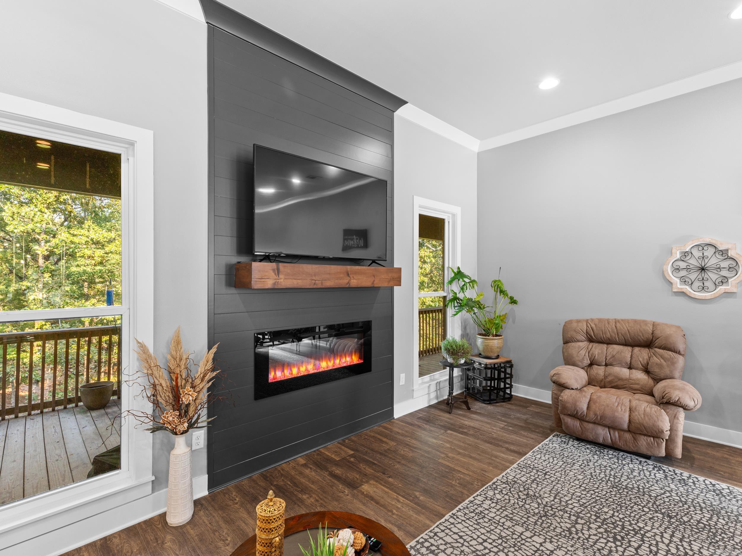 595 Willow Lake