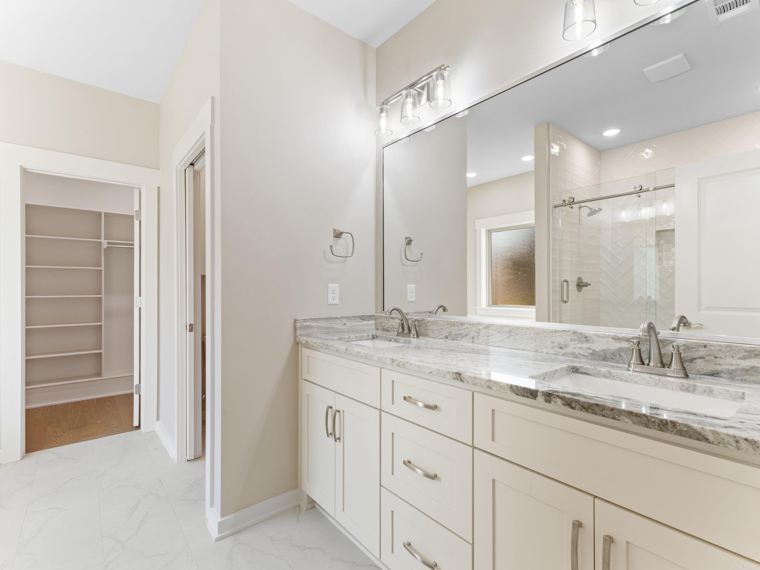 2344 Lakewood Circle