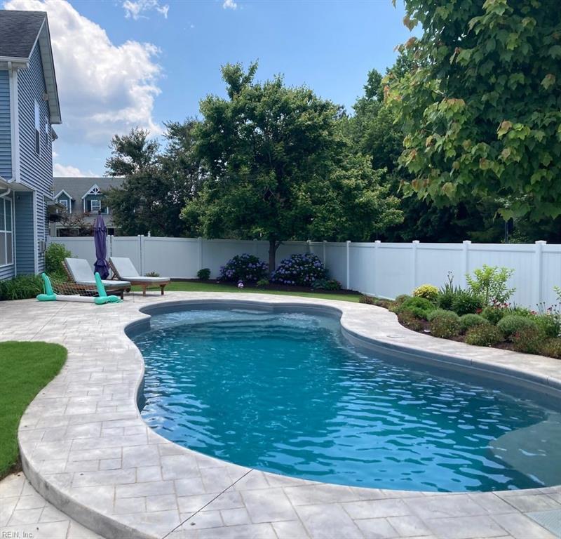 2221 Kirkby LN
