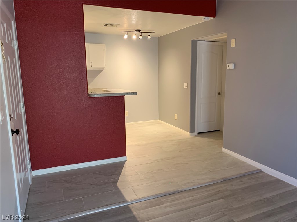 5211 Lindell Road 208