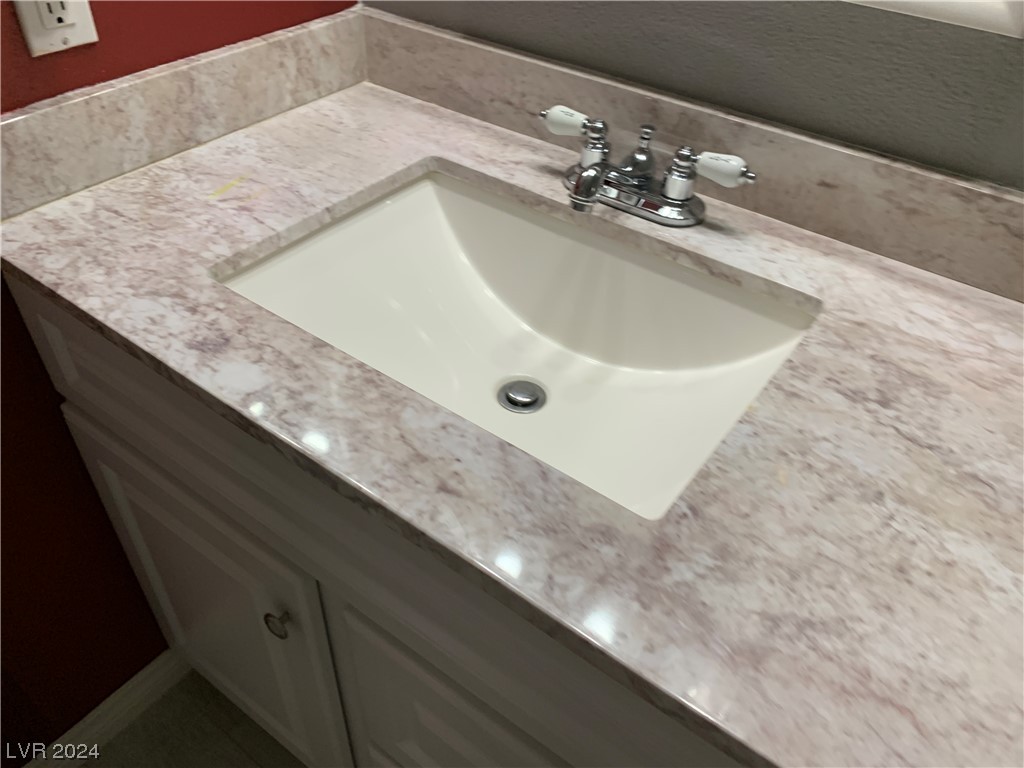 5211 Lindell Road 208