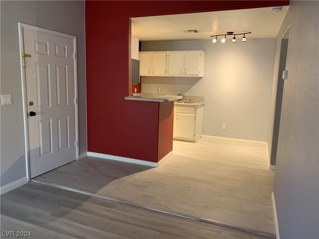 5211 Lindell Road 208