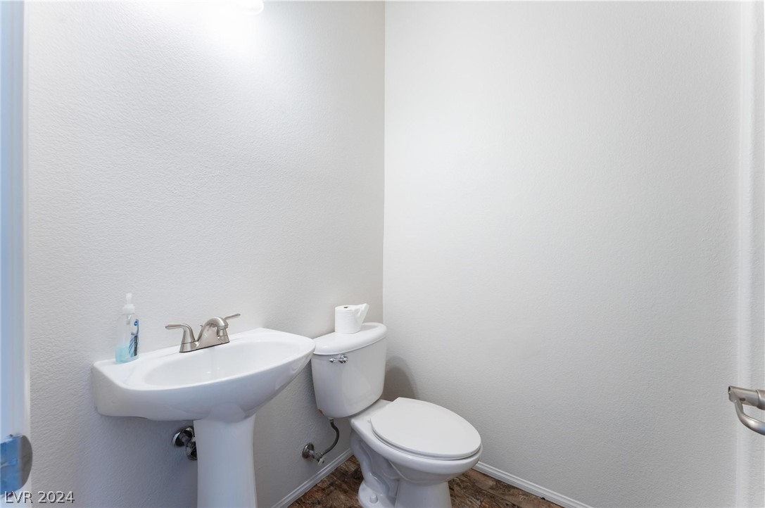 5003 Echo Shire Avenue