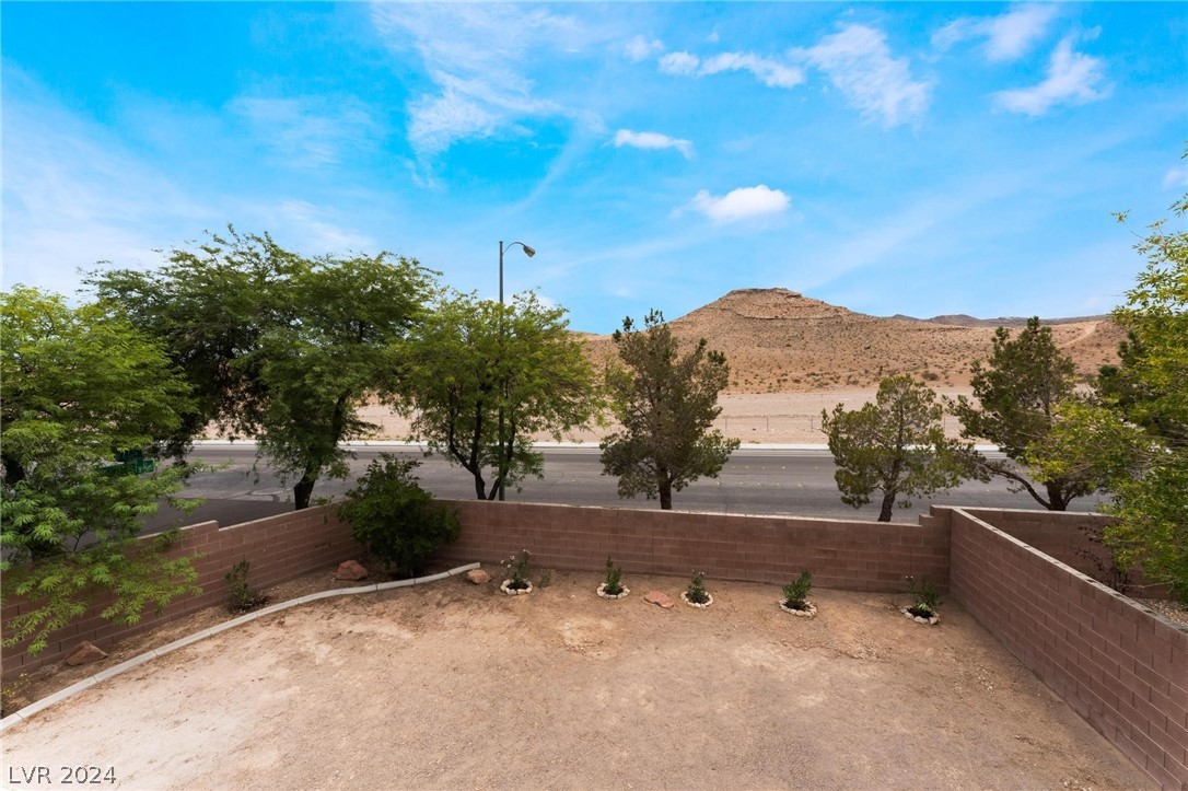 5003 Echo Shire Avenue