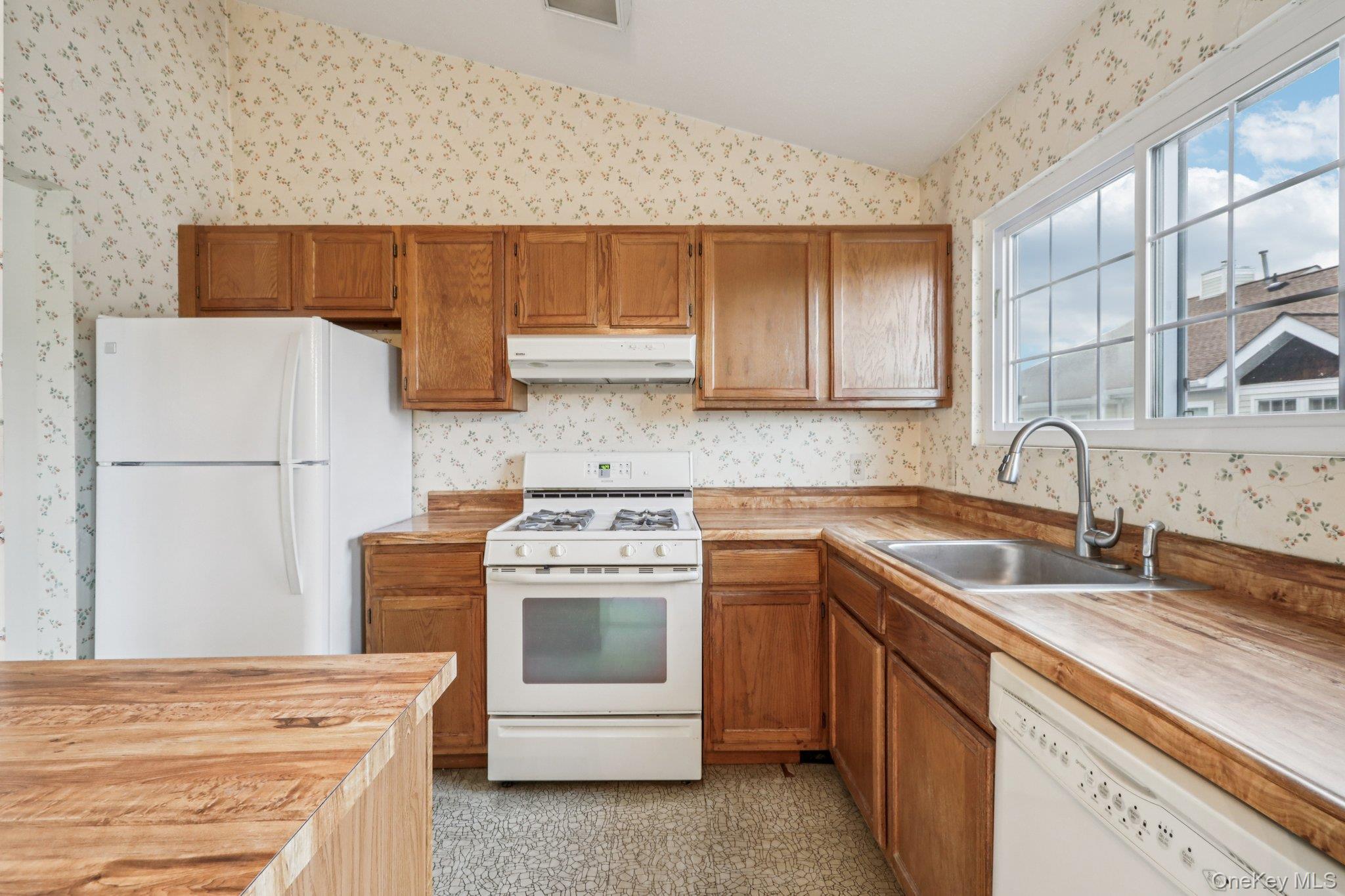 1401 Whispering Hills
