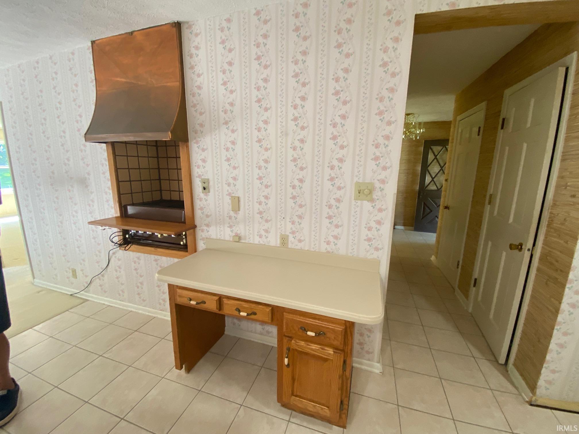 4402 N Hillview Drive