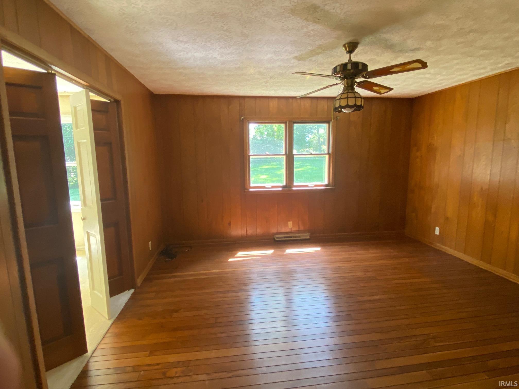 4402 N Hillview Drive