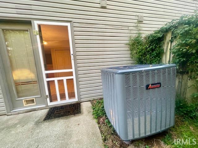 3389 S Oaklawn Circle