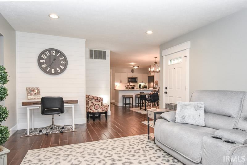 812 E Waterloo Court