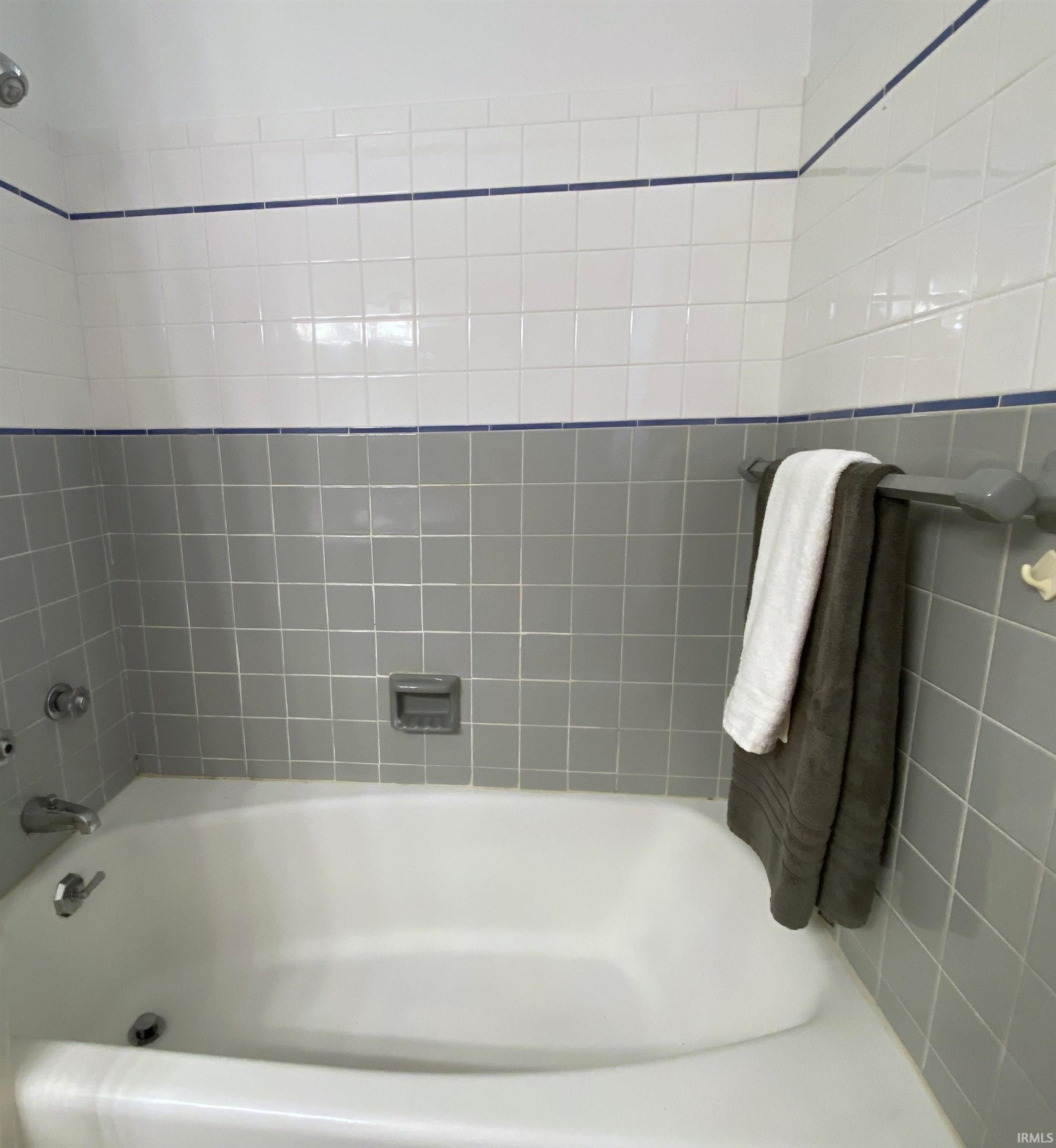 107 S Meadowbrook Drive