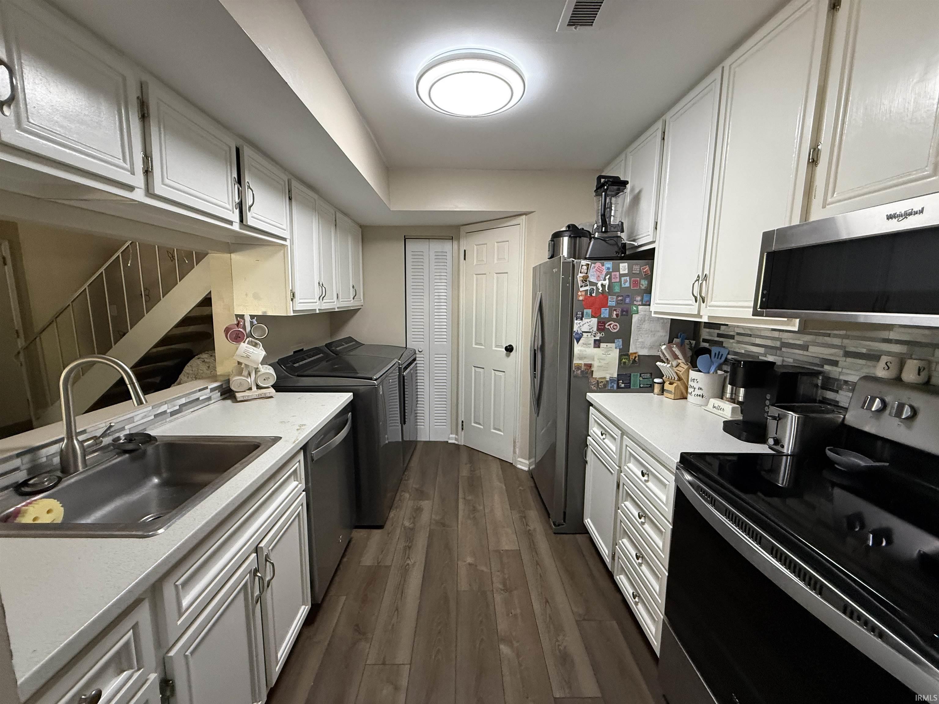 3106 S Carnaby Street