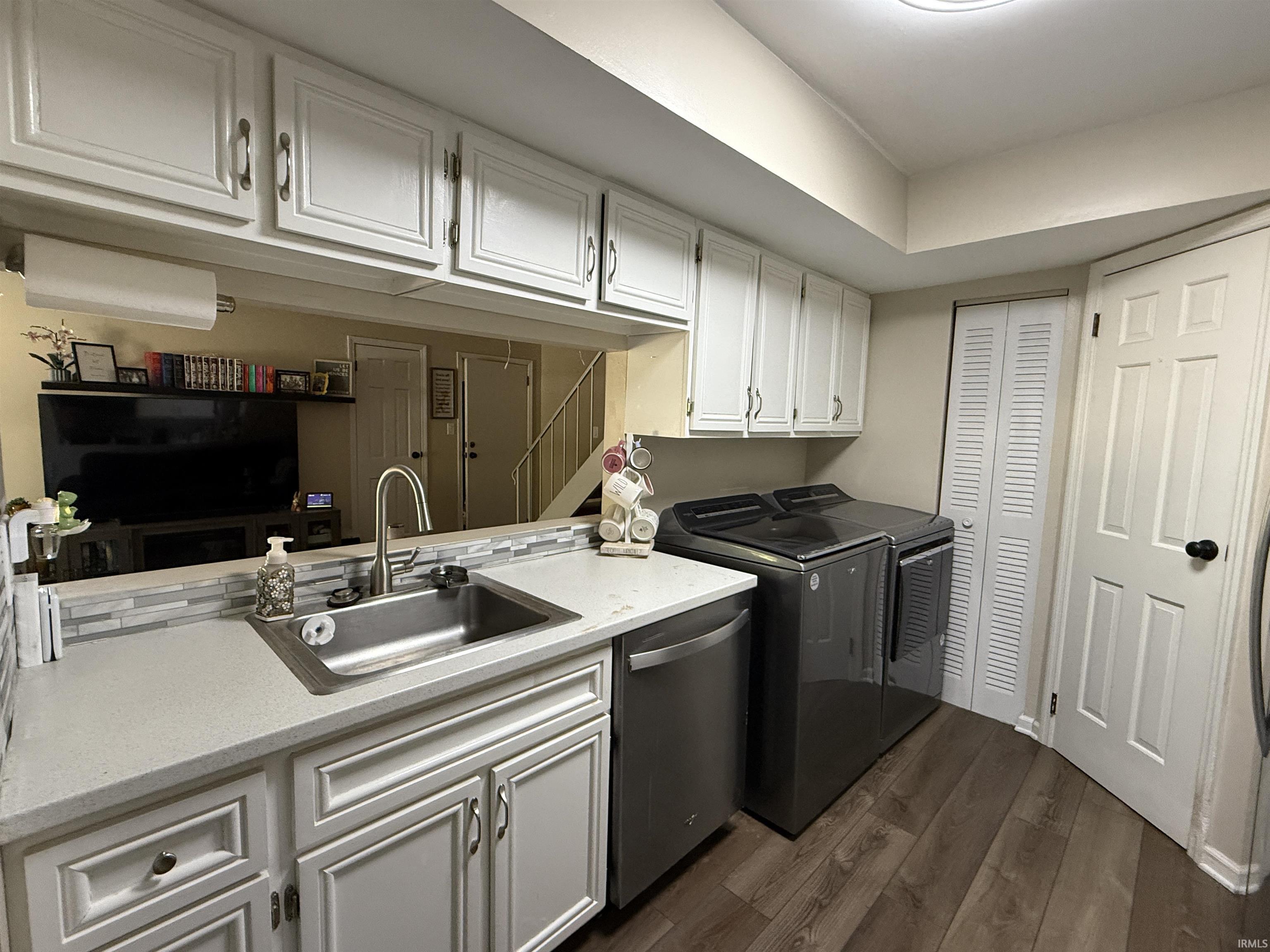 3106 S Carnaby Street