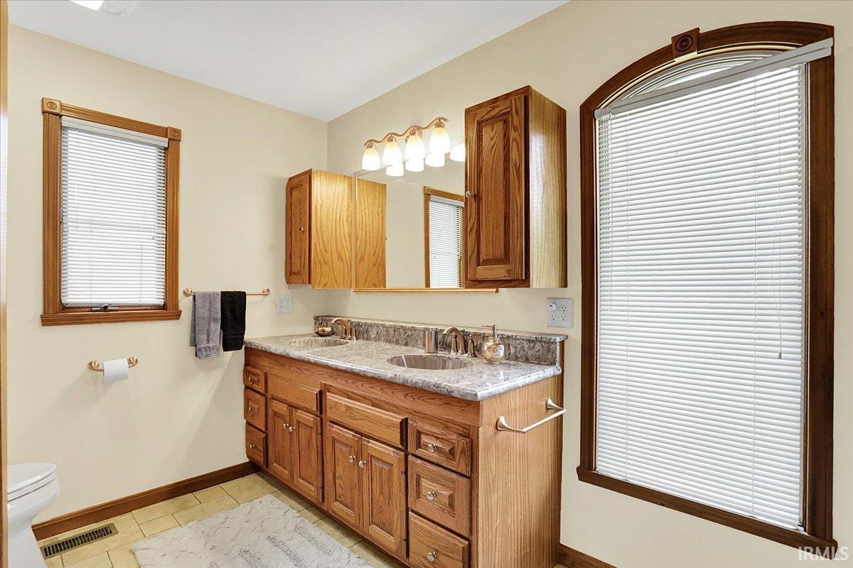 3112 E Charles Court