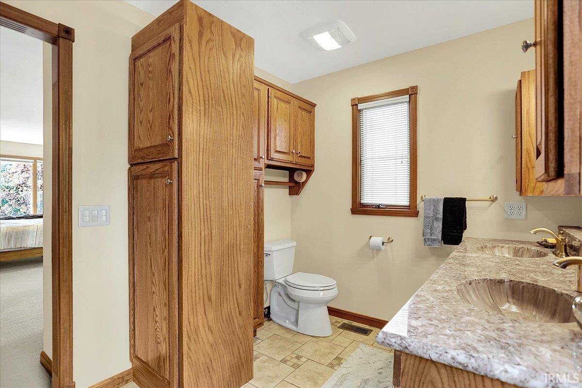 3112 E Charles Court