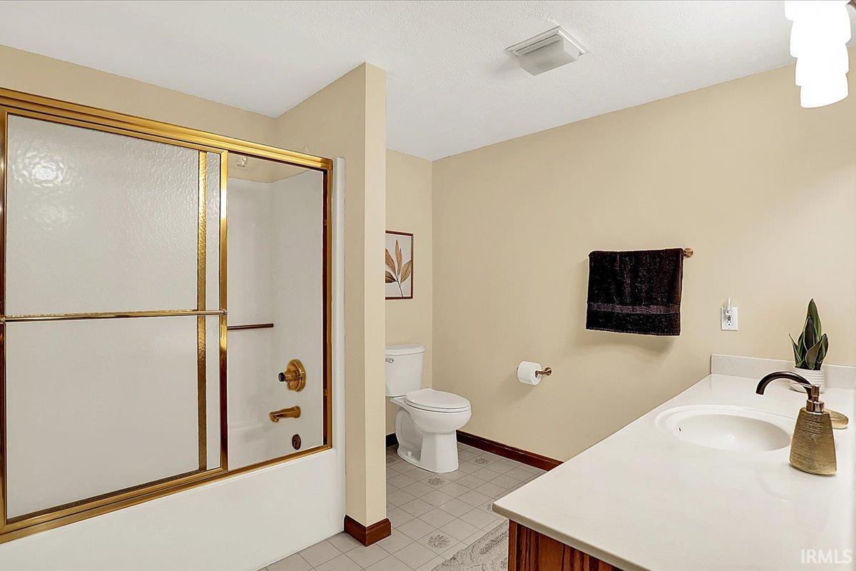 3112 E Charles Court