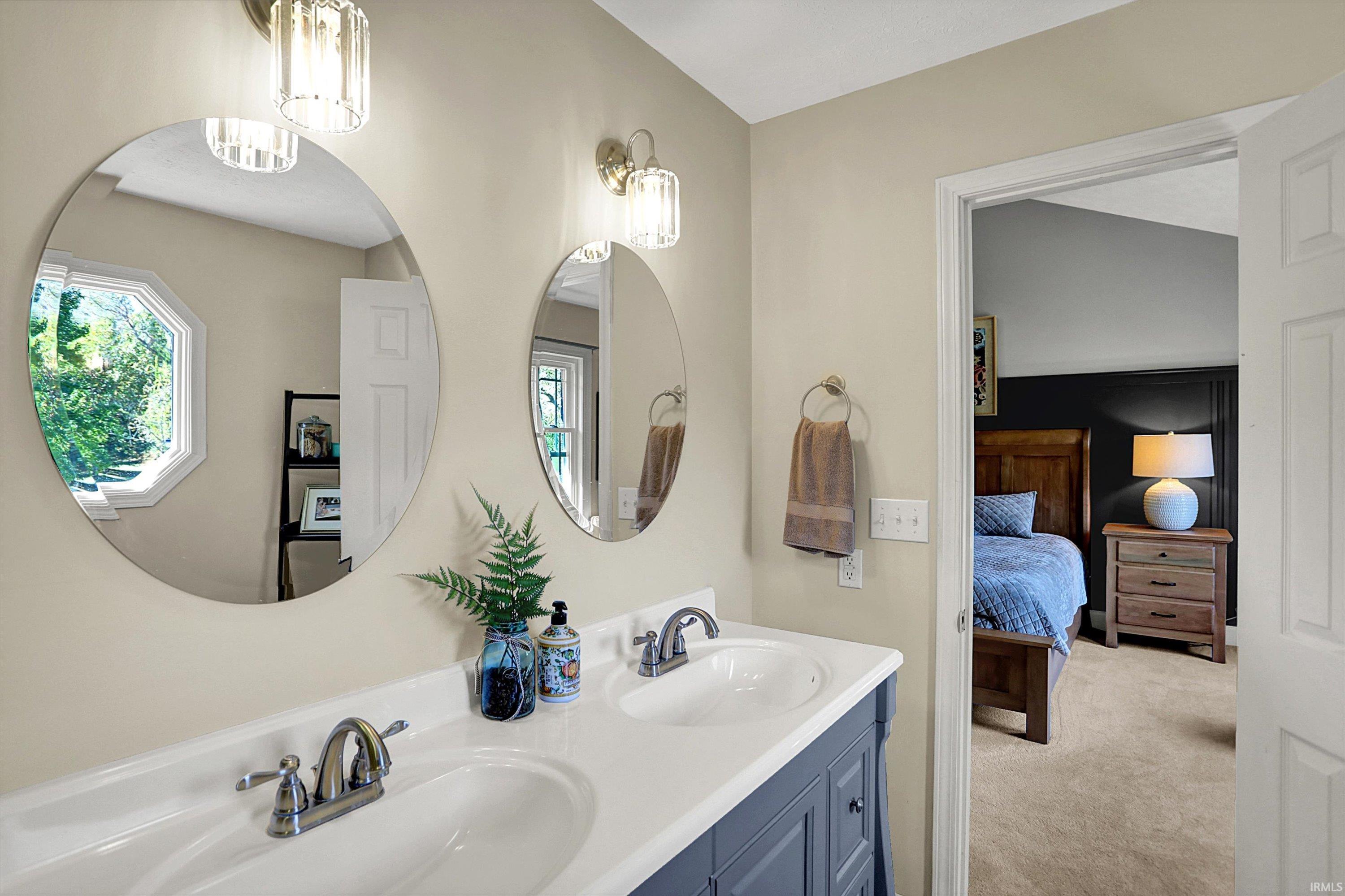 3814 S Fox Chase Run