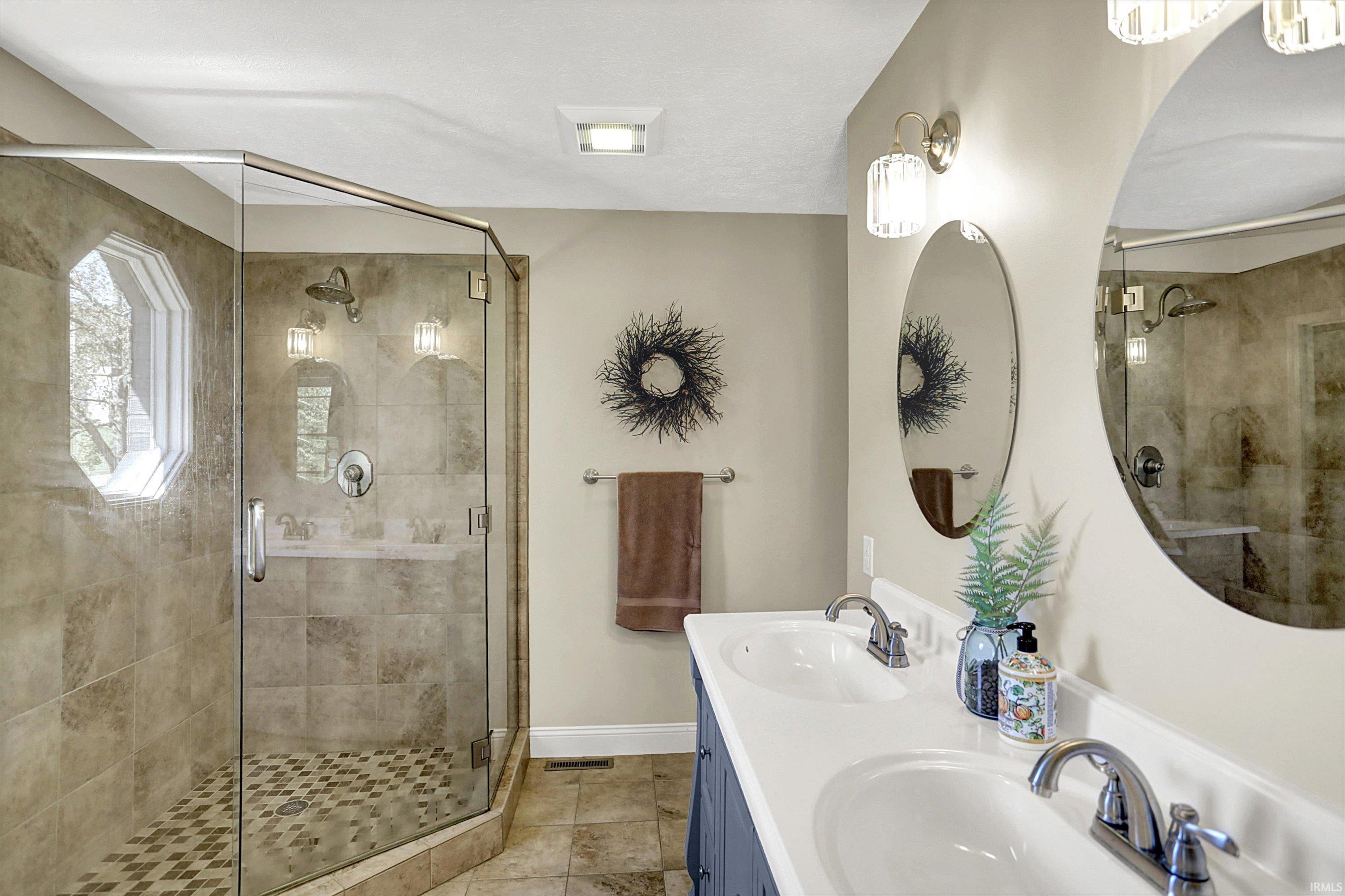 3814 S Fox Chase Run