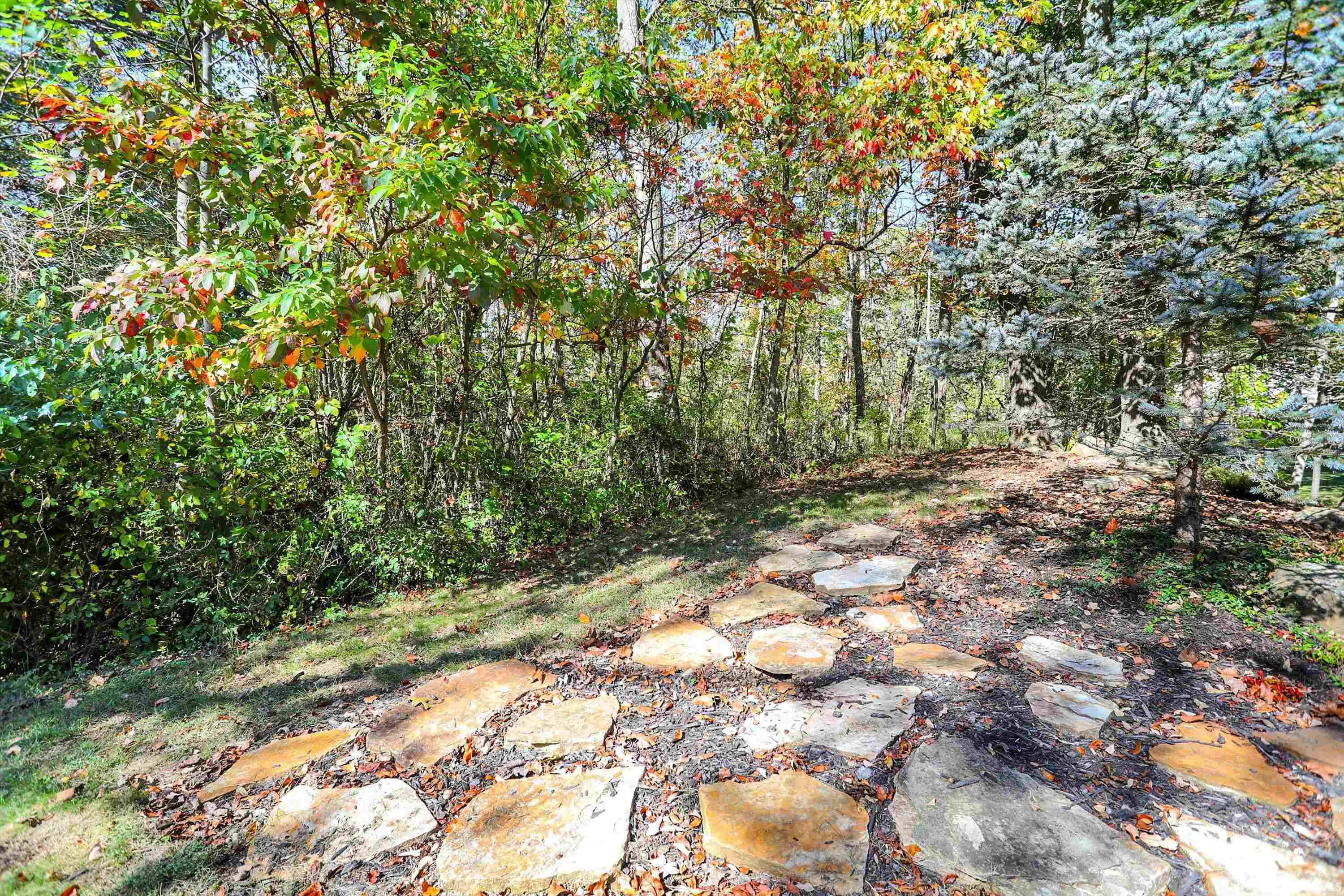 3814 S Fox Chase Run