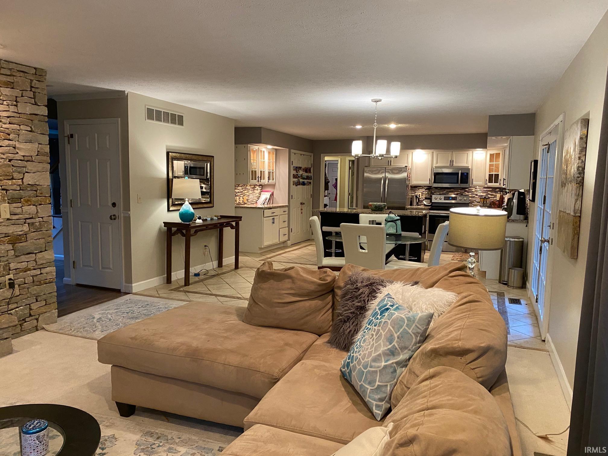 2206 E Autumn Drive