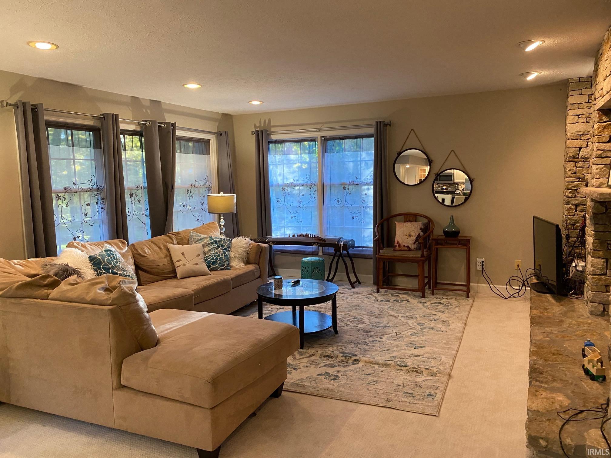 2206 E Autumn Drive