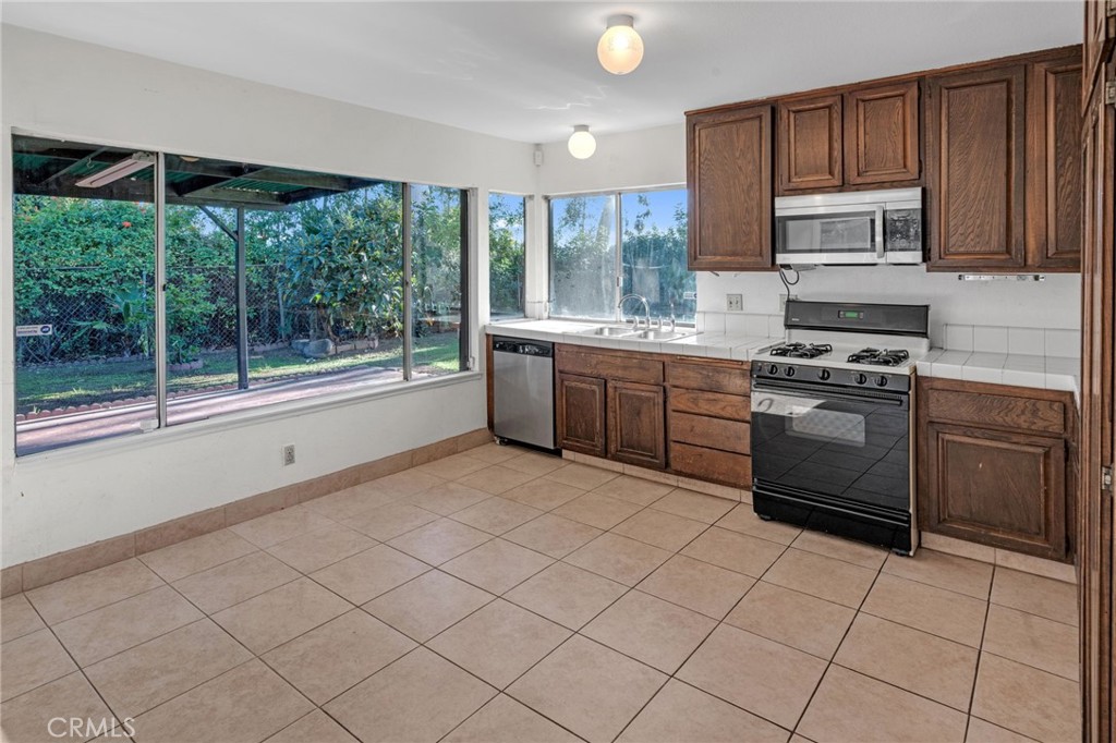 2826 Greenleaf Drive