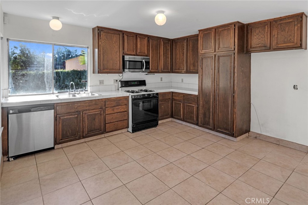 2826 Greenleaf Drive