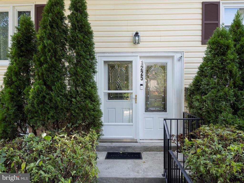 1225 GLADSTONE DRIVE