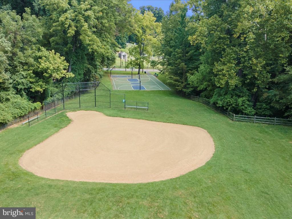1225 GLADSTONE DRIVE