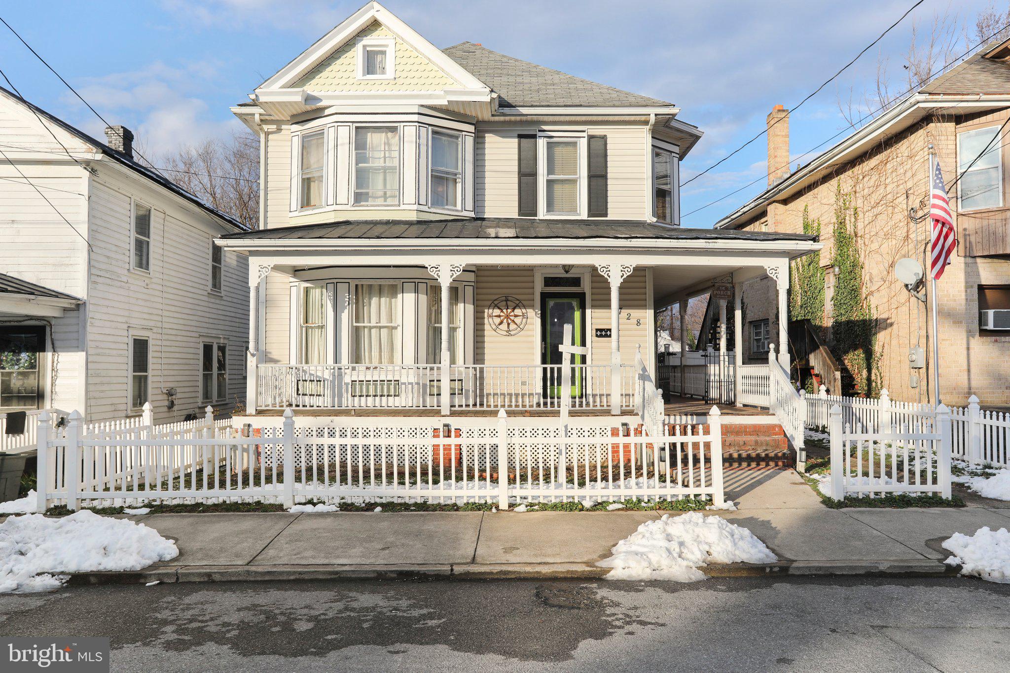 728 W JOHN STREET