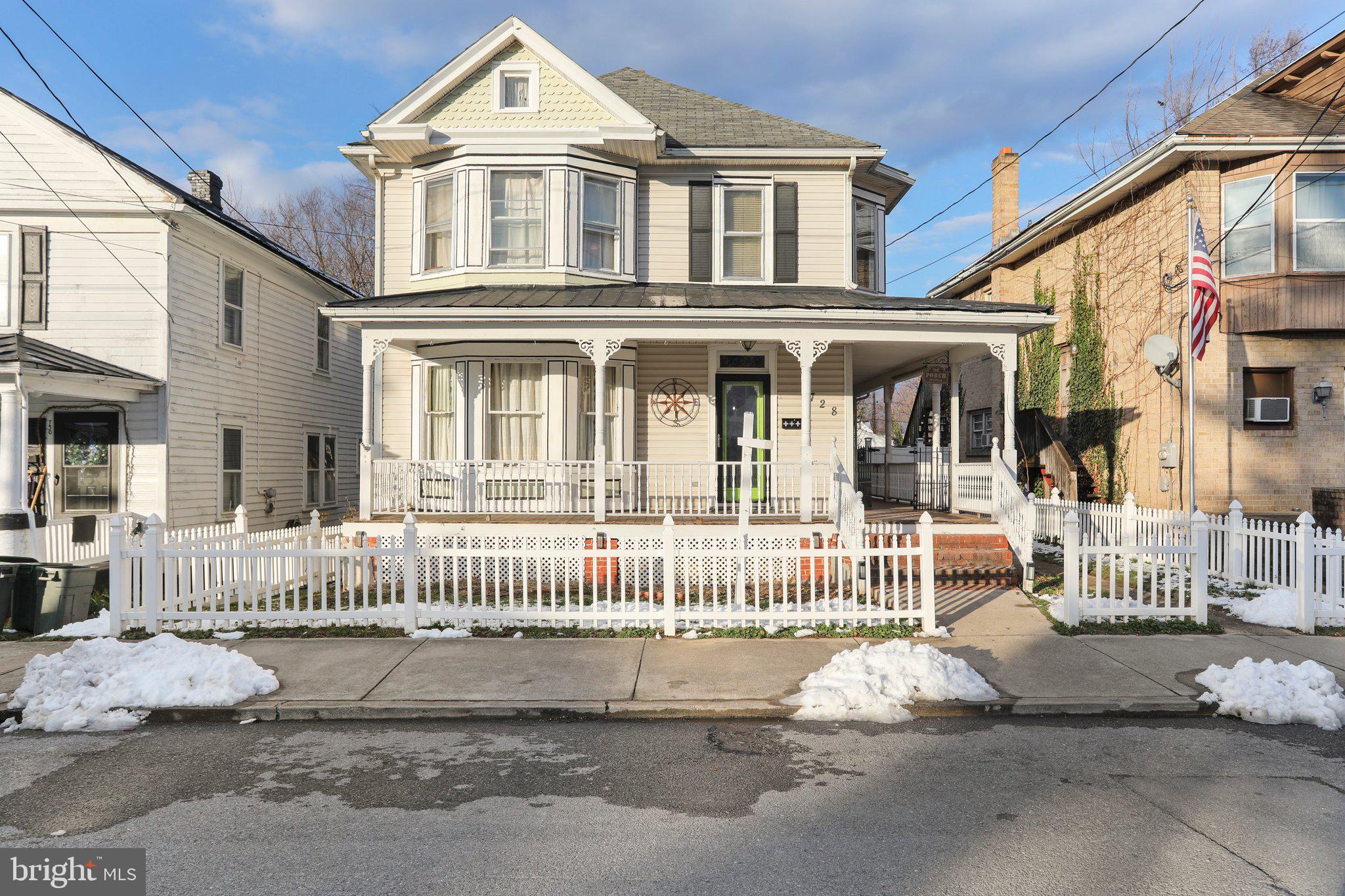 728 W JOHN STREET