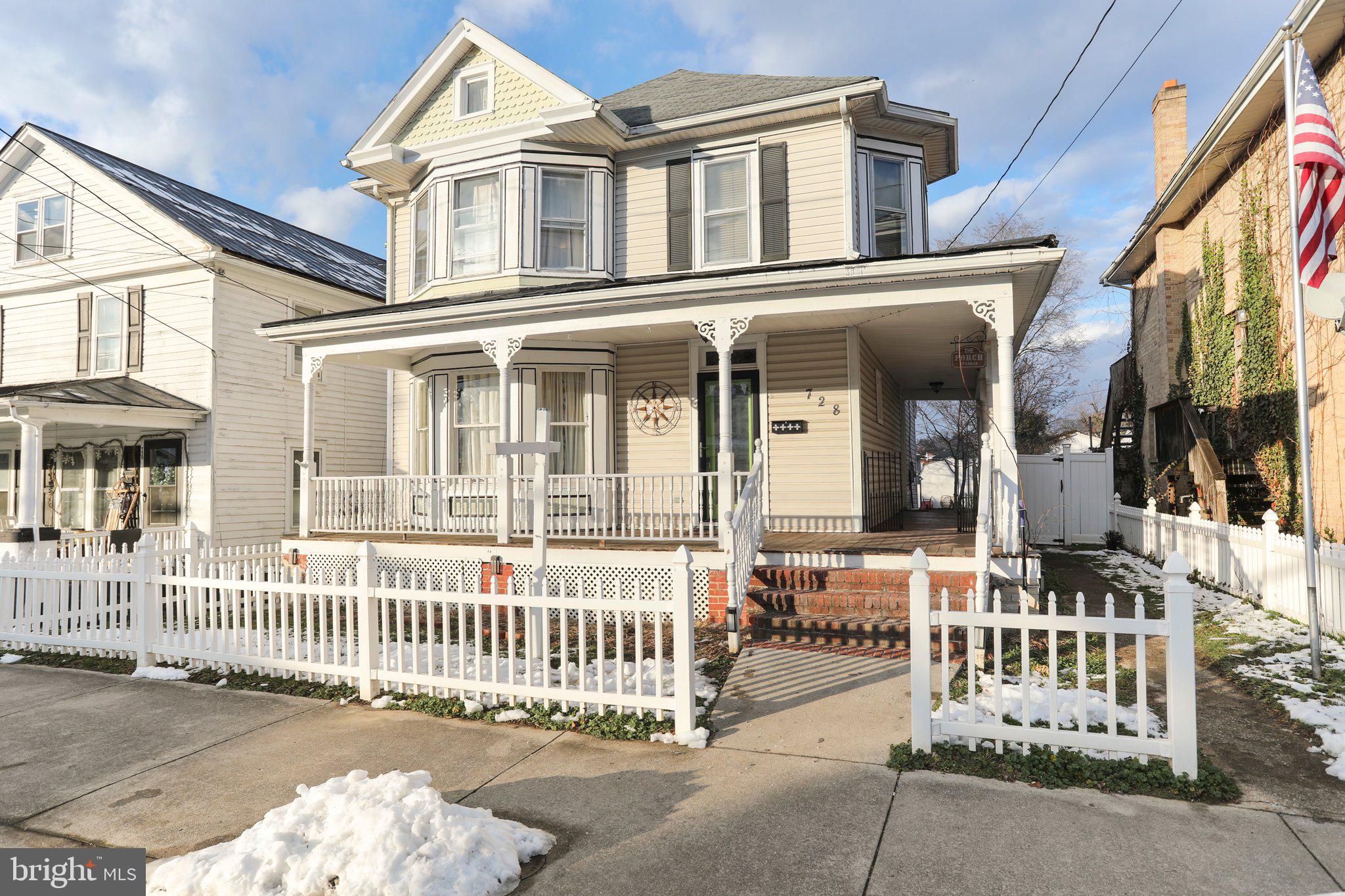 728 W JOHN STREET